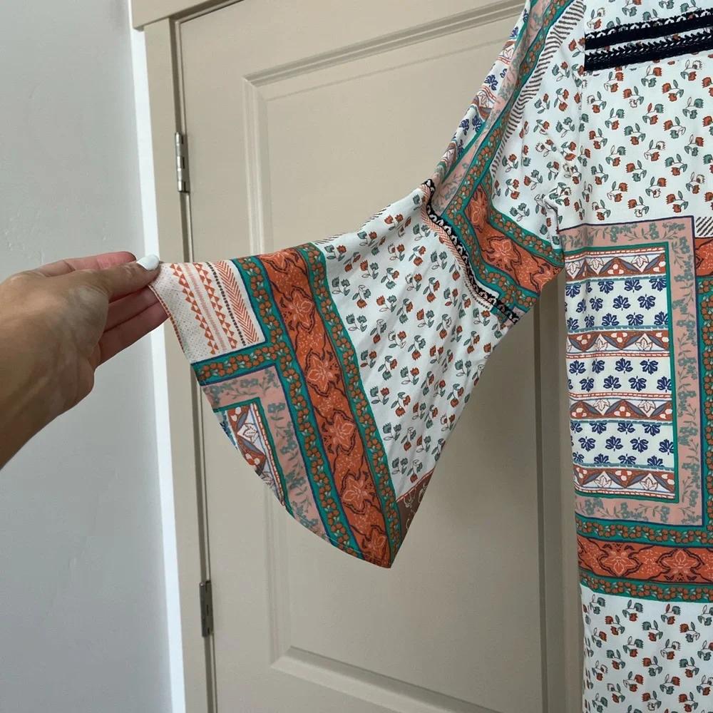 Super pretty and light summer dress! Size Medium fits like a Small. Bell sleeves - Picture 3 of 6